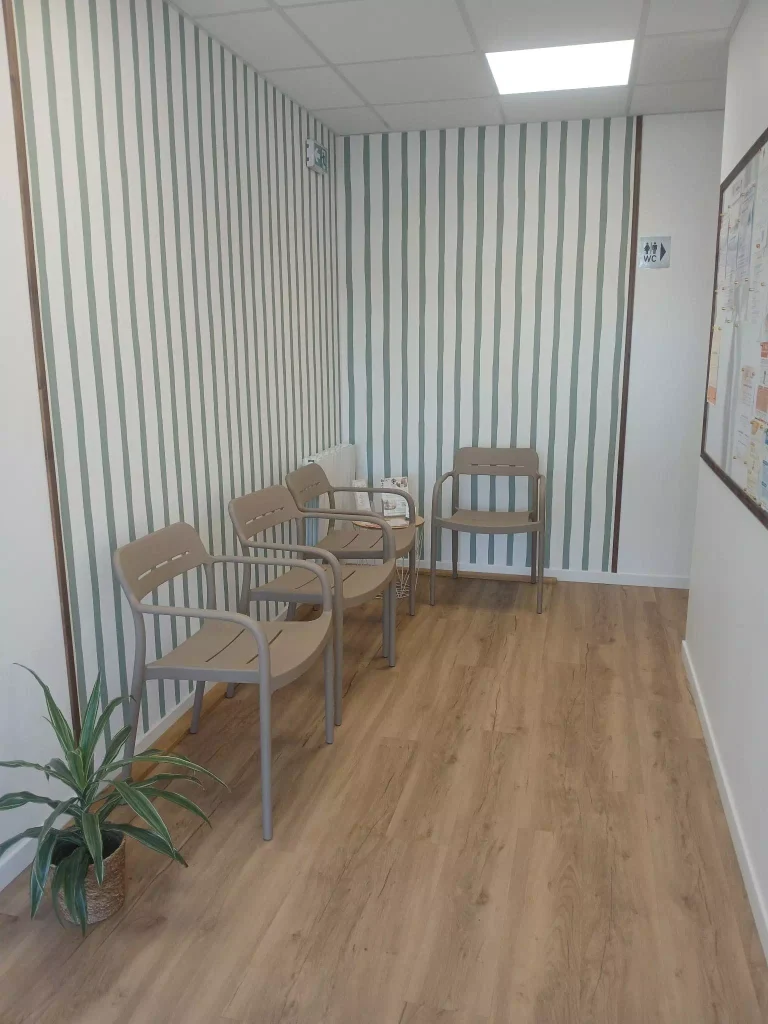 Salle d'attente lumineuse du cabinet de réflexologie de Virginie Bourdonnais à Lamballe-Armor, avec chaises et plante verte